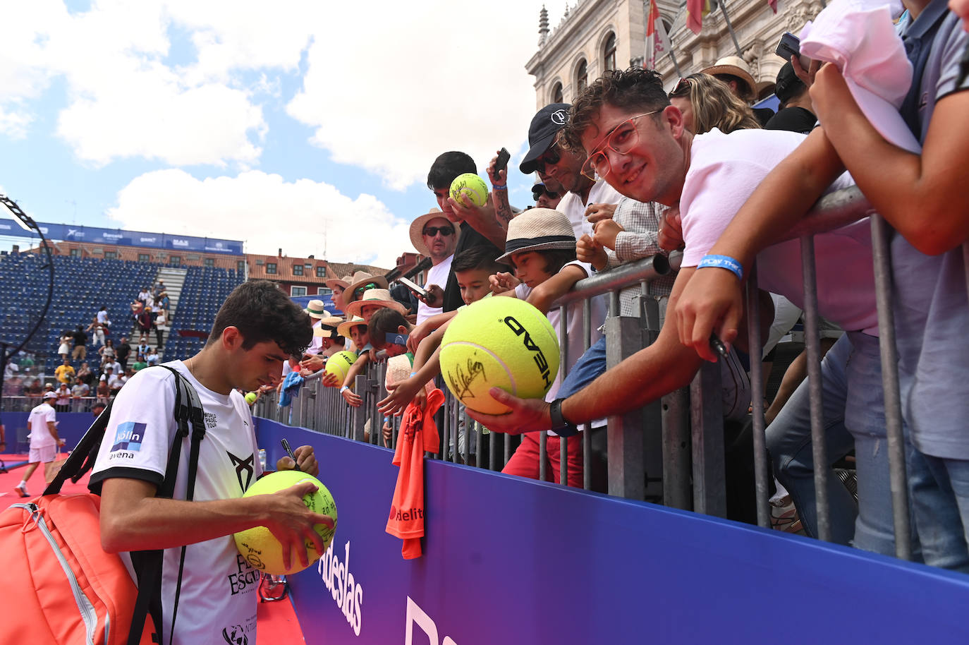 Coello firma autógrafos antes de la final del World Pádel Tour que disputó en Valladolid el año pasado.