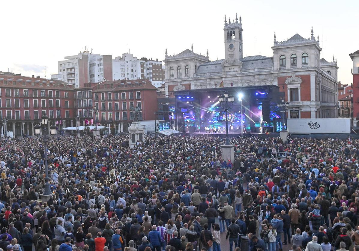 Una abarrotada Plaza Mayor sigue el concierto de París de Noia.