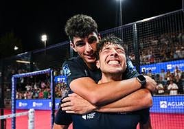 Coello se sube a la espalda de su compañero Tapia tras ganar en Vigo.