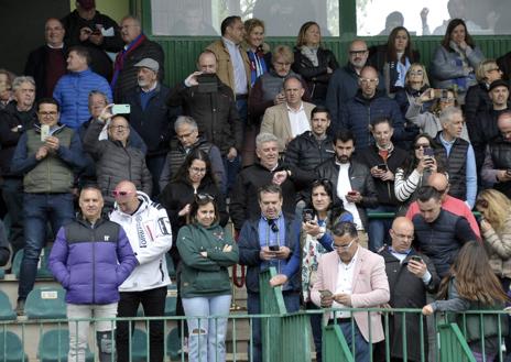 Imagen secundaria 1 - Expectación en el terreno de juego y en las gradas esperando el final del partido en Alcorcón.