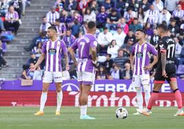 Sergio León, Plano y Javi Sánchez cruzan miradas perdidas ante la presencia de Lamela.