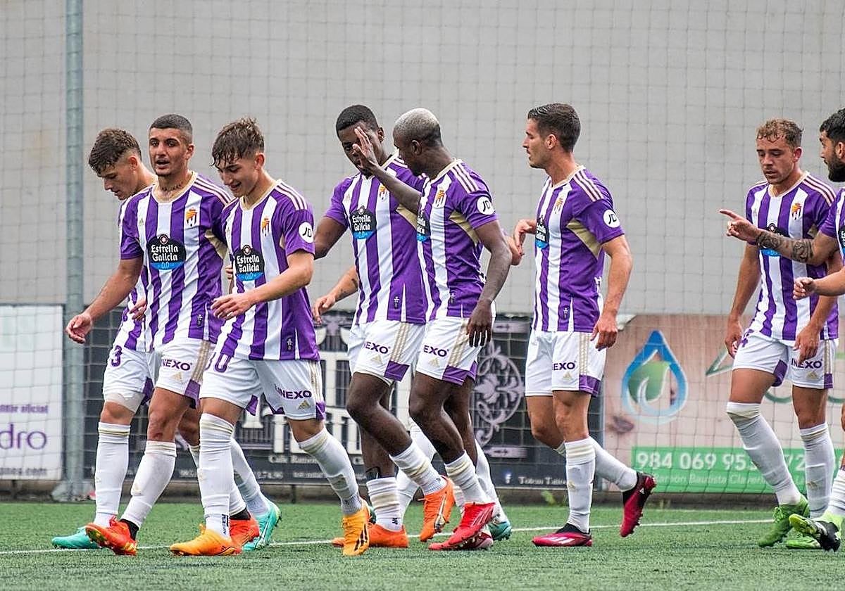 Jugadores del Promesas celebran un gol.