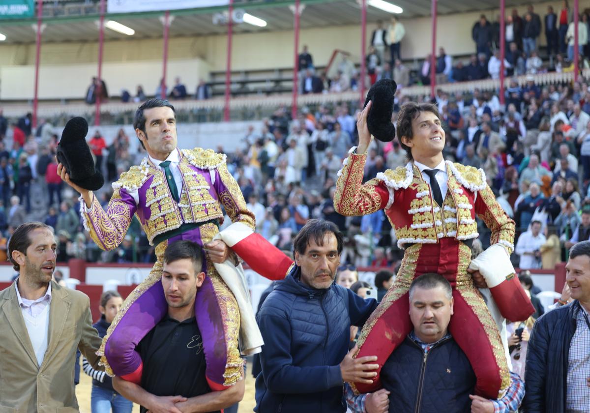 Emilio de Justo y Andrés Roca Rey salen de la plaza de toros de Valladolid a hombros.