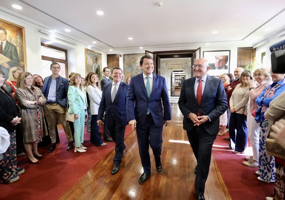 Mañueco, entre Carnero y González Gago, en el acto de toma de posesión como consejero de este último.