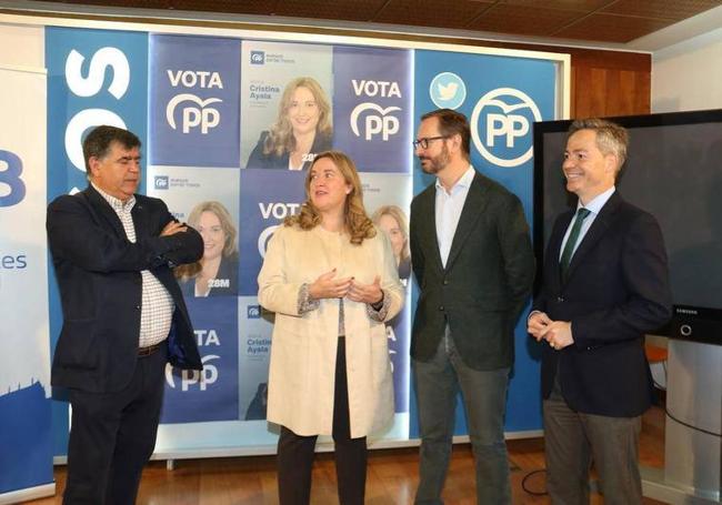 El senador Javier Maroto, con su compañera de escaño y candidata a la Alcaldía de Burgos, Cristina Ayala.