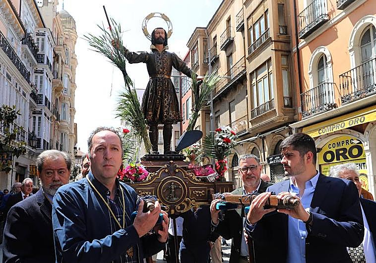 Los cofrades portan a San Isidro, este lunes en procesión por la Calle Mayor.