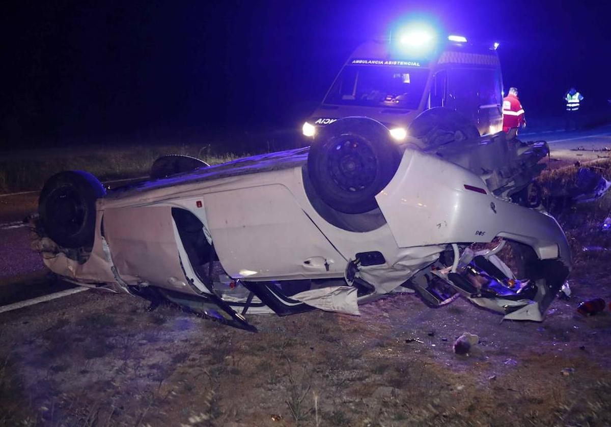 Dos jóvenes heridas al volcar su coche en un accidente de tráfico en Cuéllar