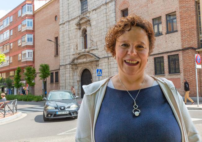 Ana Gutiérrez, de Cáritas, frente a la parroquia de Nuestra Señora de La Victoria.