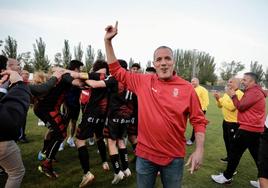 Ausocua celebra triunfo y ascenso a pie de campo.