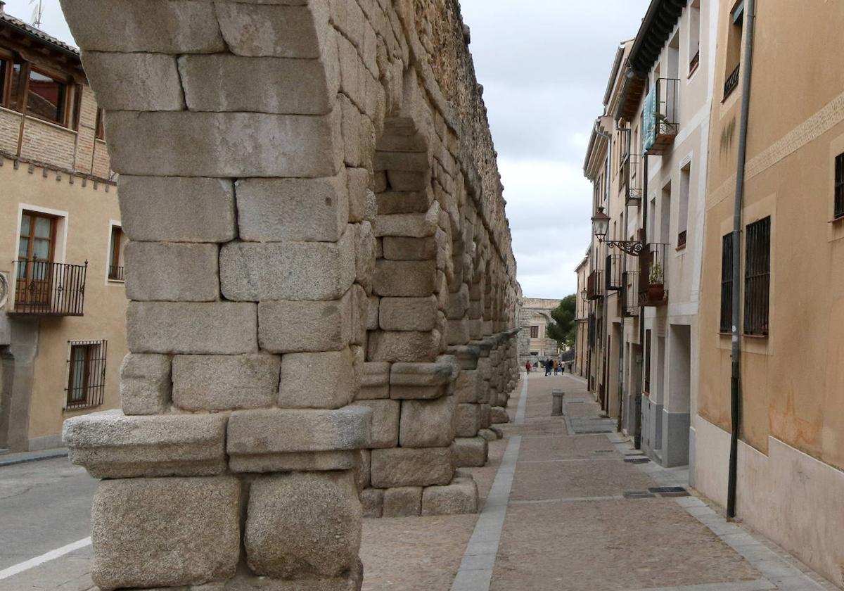 El Acueducto de Segovia atraviesa una de las calles del barrio de El Salvador.