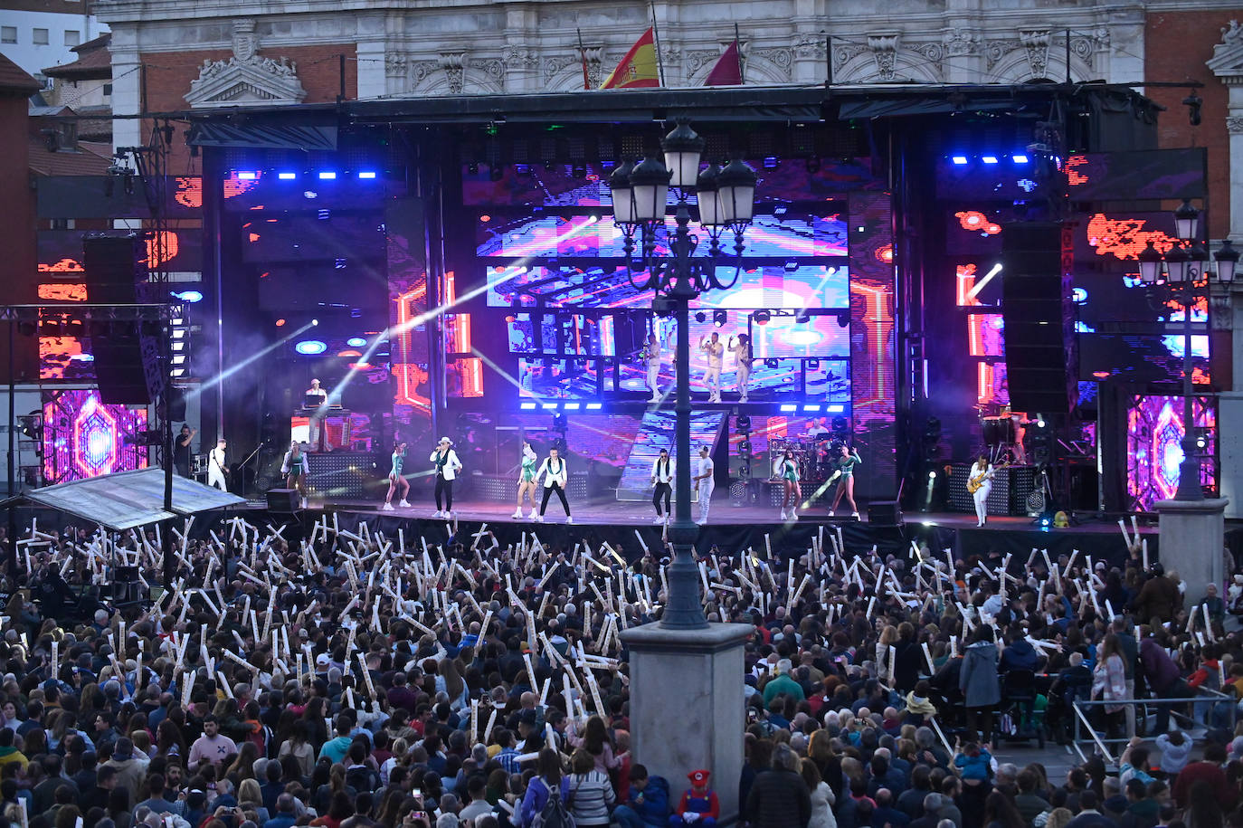 París de Noia cierra las fiestas del patrón con un lleno en la Plaza Mayor