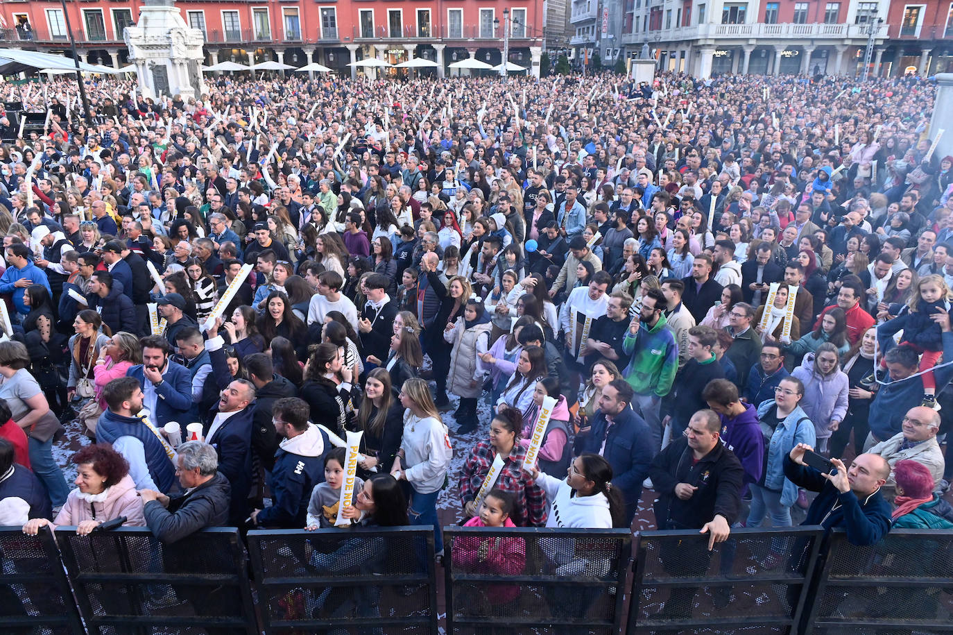 París de Noia cierra las fiestas del patrón con un lleno en la Plaza Mayor