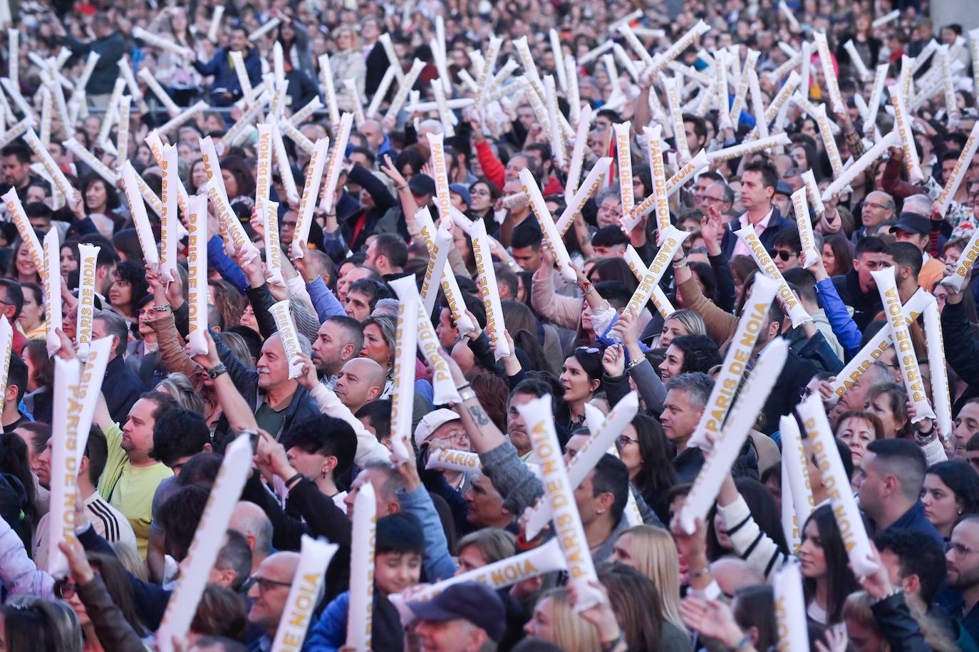 París de Noia cierra las fiestas del patrón con un lleno en la Plaza Mayor