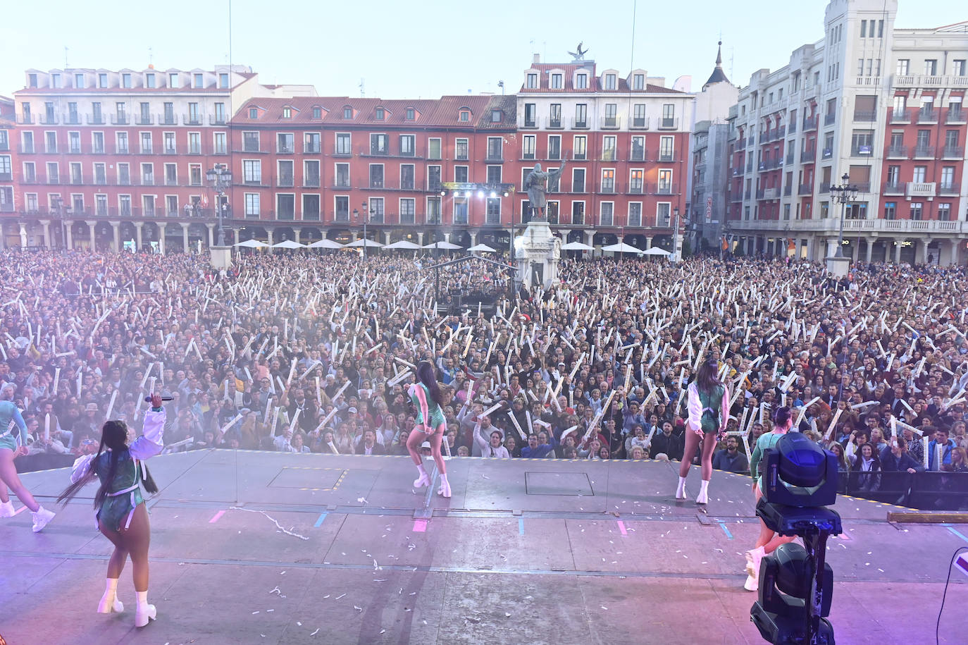 París de Noia cierra las fiestas del patrón con un lleno en la Plaza Mayor