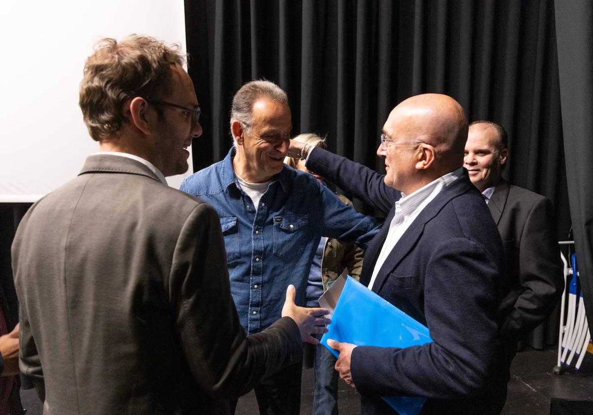 Jesús Julio Carnero (PP) saluda a Cecilio Vadillo (Contigo Avanzamos) en presencia de Pablo Vicente (Ciudadanos).