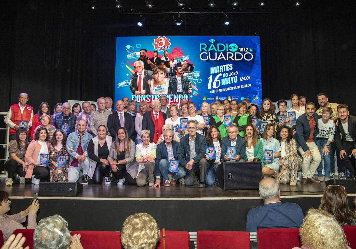 El Padre Ángel, en el centro, con todos los colectivos homenajeados.