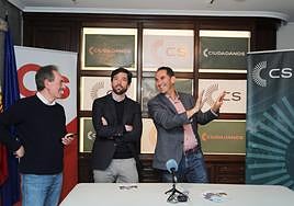 Urbano Revilla, Adrián Vázquez y Mario Simón, en la sede de campaña de Ciudadanos.