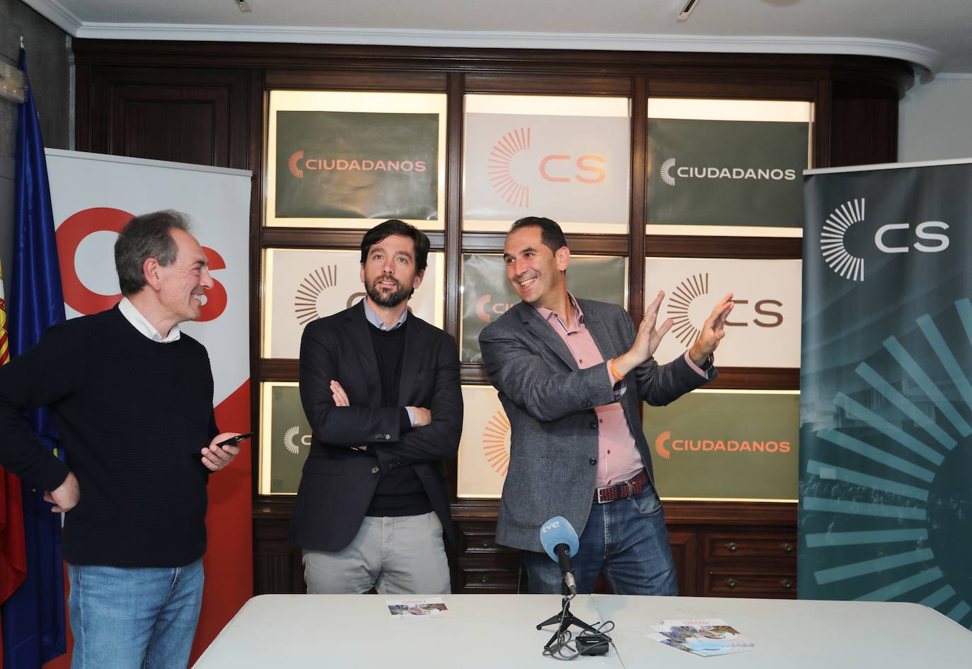 Urbano Revilla, Adrián Vázquez y Mario Simón, en la sede de campaña de Ciudadanos.
