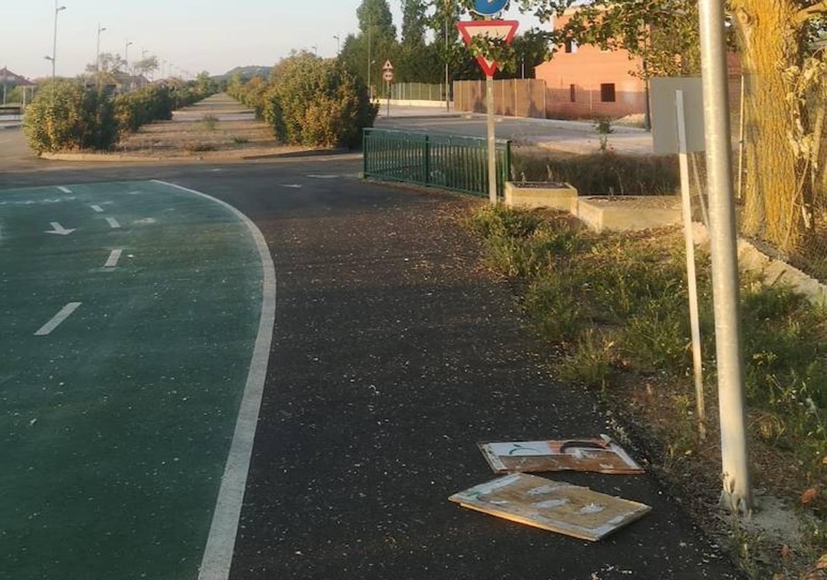 Carteles de la candidatura de Centristas en Aldeamayor tirados en el suelo.