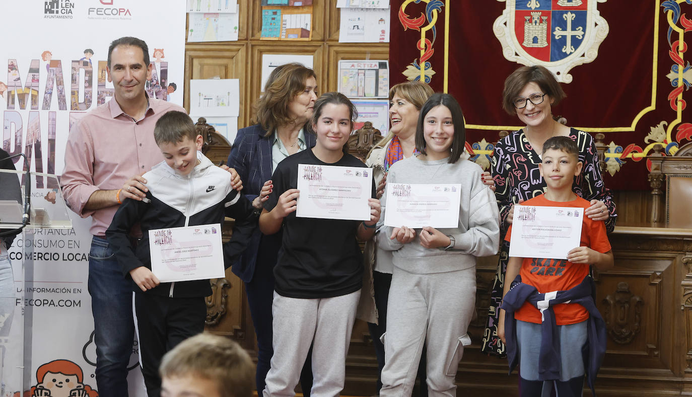 Diplomas por fomentar el pequeño comercio en Palencia