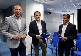 Conrado Íscar, en el centro, este martes junto a Víctor Alonso (izquierda) y Agapito Hernández.