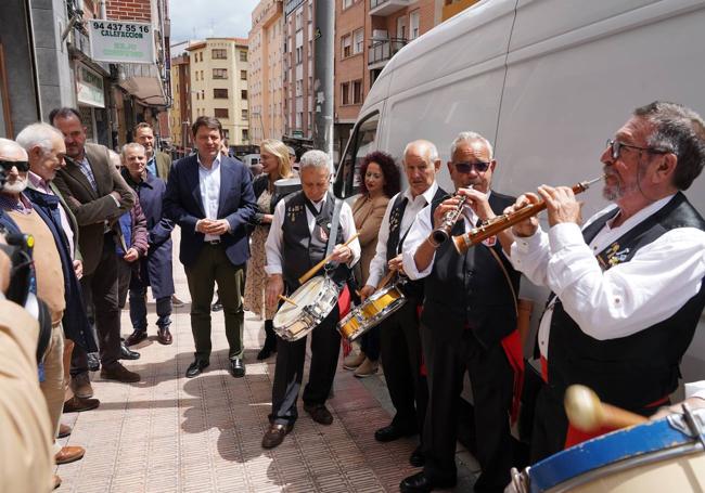 Mañueco es recibido en Baracaldo al son de dulzaina, tamboril y bombo.