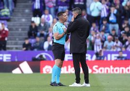 Miguel Ángel Ortiz Arias dialoga con Pezzolano.