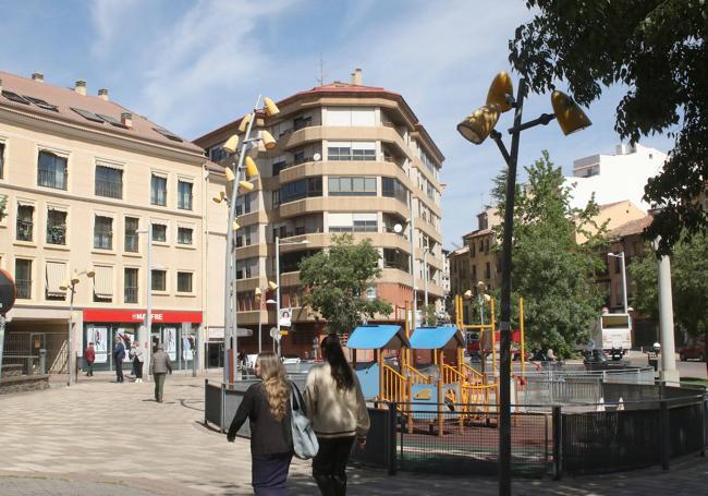 Plaza de Somorrostro, para la que los vecinos demandan más bancos y una cubierta.