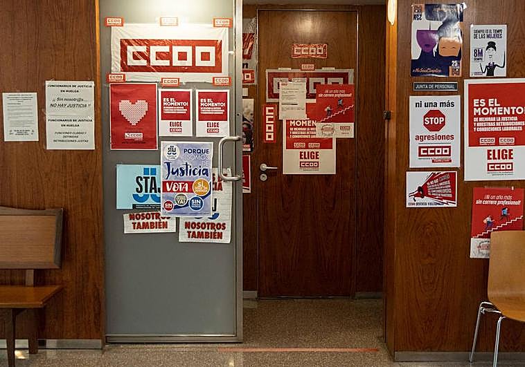 Carteles sobre la huelga de funcionarios en el exterior del despacho de los delegados sindicales en los juzgados de Angustias.