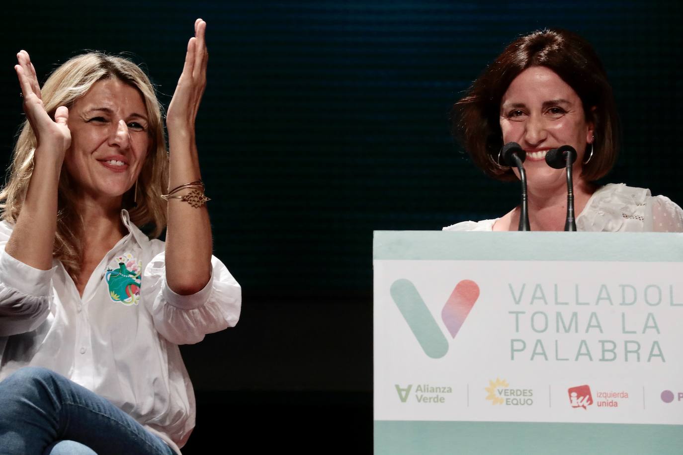 Yolanda Díaz aplaude a María Sánchez durante el evento.