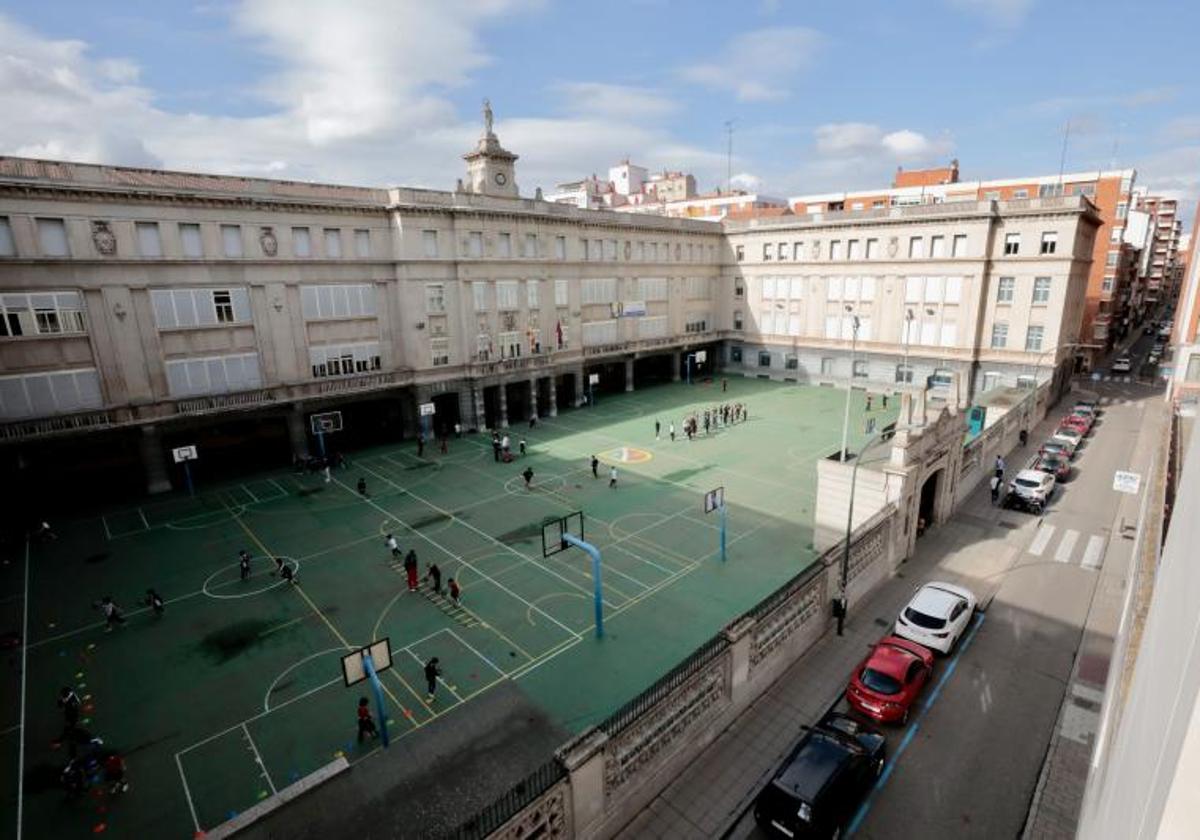 Vista del patio y del edificio del Colegio Nuestra Señora de Lourdes.