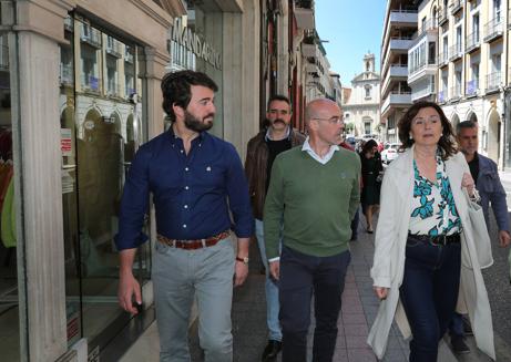 Imagen secundaria 1 - Arriba, los candidatos socialistas salen de la Plaza de Abastos. Debajo, recorrido de los dirigentes de Vox por la calle Don Sancho. Sobre estas líneas, Mario Simón bromea con Igea.