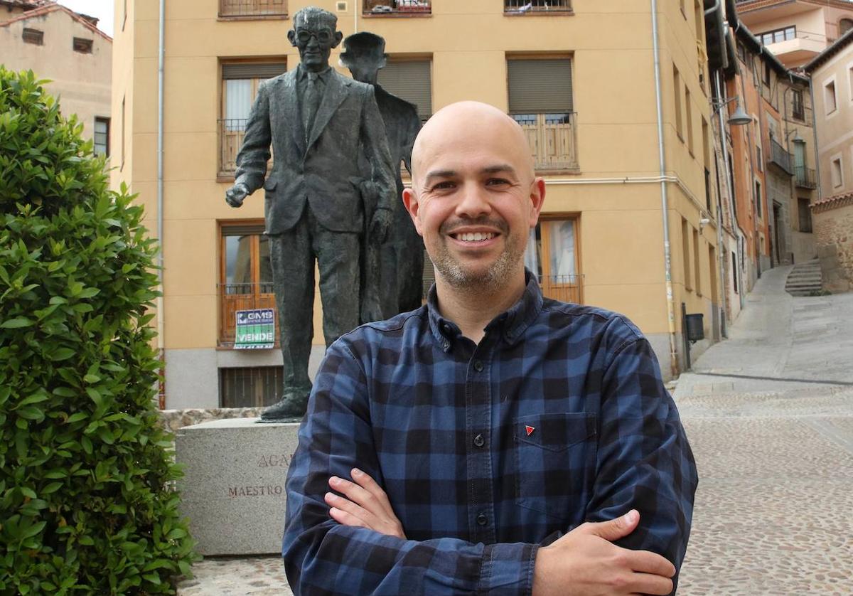 El candidato de IU a la Alcaldía de Segovia, Ángel Galindo, en la plaza del Socorro, ante la estatua de Agapito Marazuela.