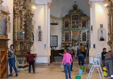 Los vecinos de Martín Muñoz de la Dehesa se vuelcan en limpiar la huella del fuego