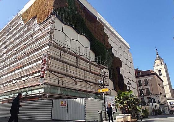 Andamios en el edificio del antiguo El Corte Inglés de Constitución.