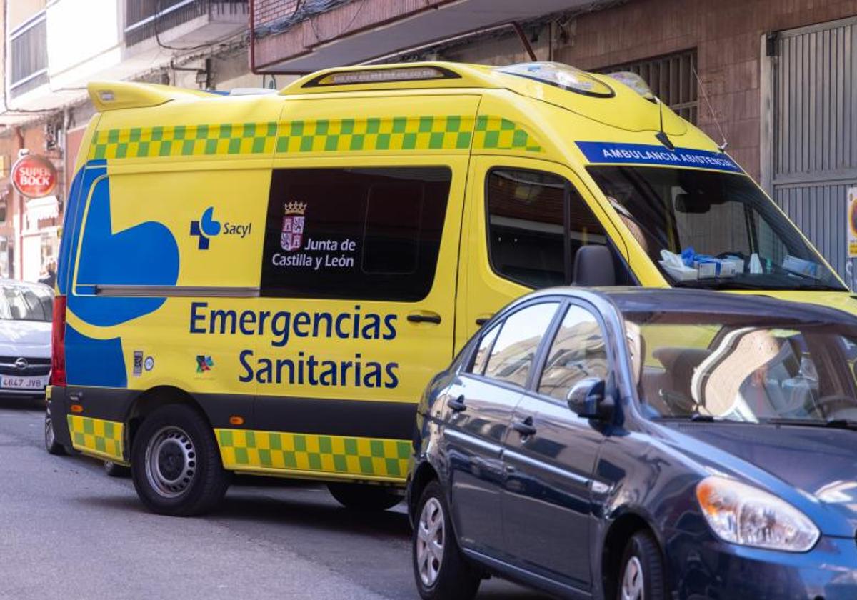 Imagen de archivo de una ambulancia en una calle de Valladolid.