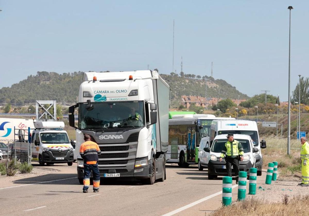 Asistencia en carretera y agentes de la Guardia Civil en el lugar del accidente.