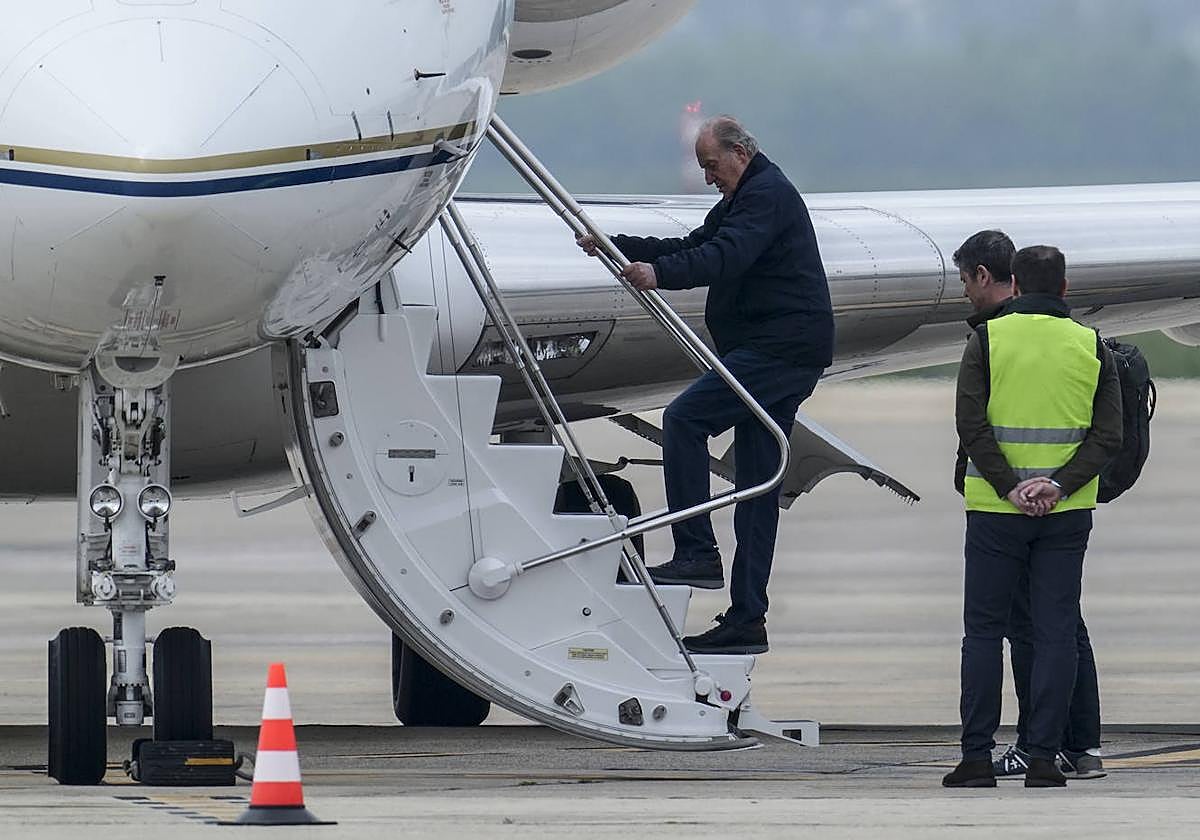 El rey emérito Juan Carlos I sube a un avión en el aeropuerto de Vitoria el pasado 25 de abril.