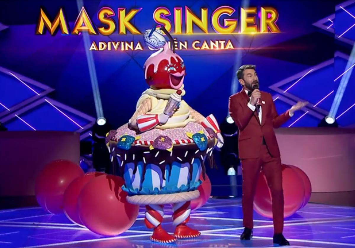 'Cupcake' con Arturo Valls en el escenario de 'Mask Singer'.