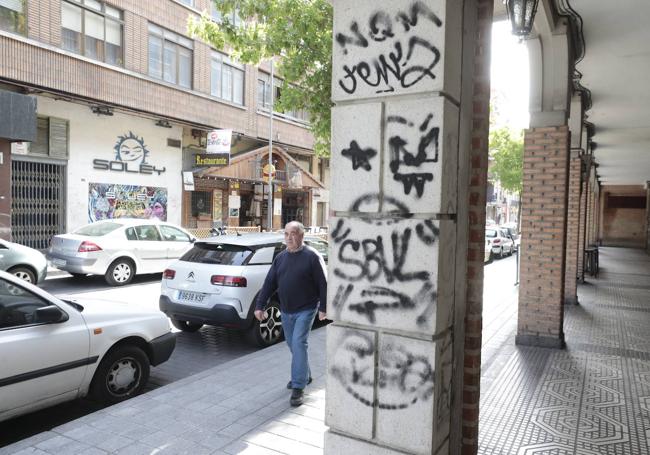 Pintadas en unas columnas de la calle Doctor Cazalla.