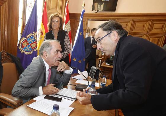 Luis Fernández Vallejo conversa con Alfonso Polanco al empezar el pleno.