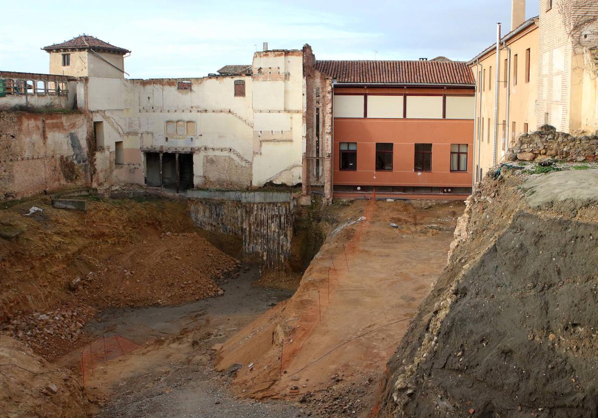 Solar del teatro Cervantes durante las labores de excavación.