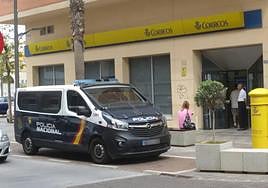 Un furgón policial frente a una oficina de correos en Melilla.