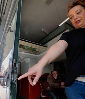 Imagen secundaria 2 - Entrada al café bar Begoña desde La Circular. La camarera del establecimiento señala a la cerradura forzada de la entrada de la calle Industrias. 