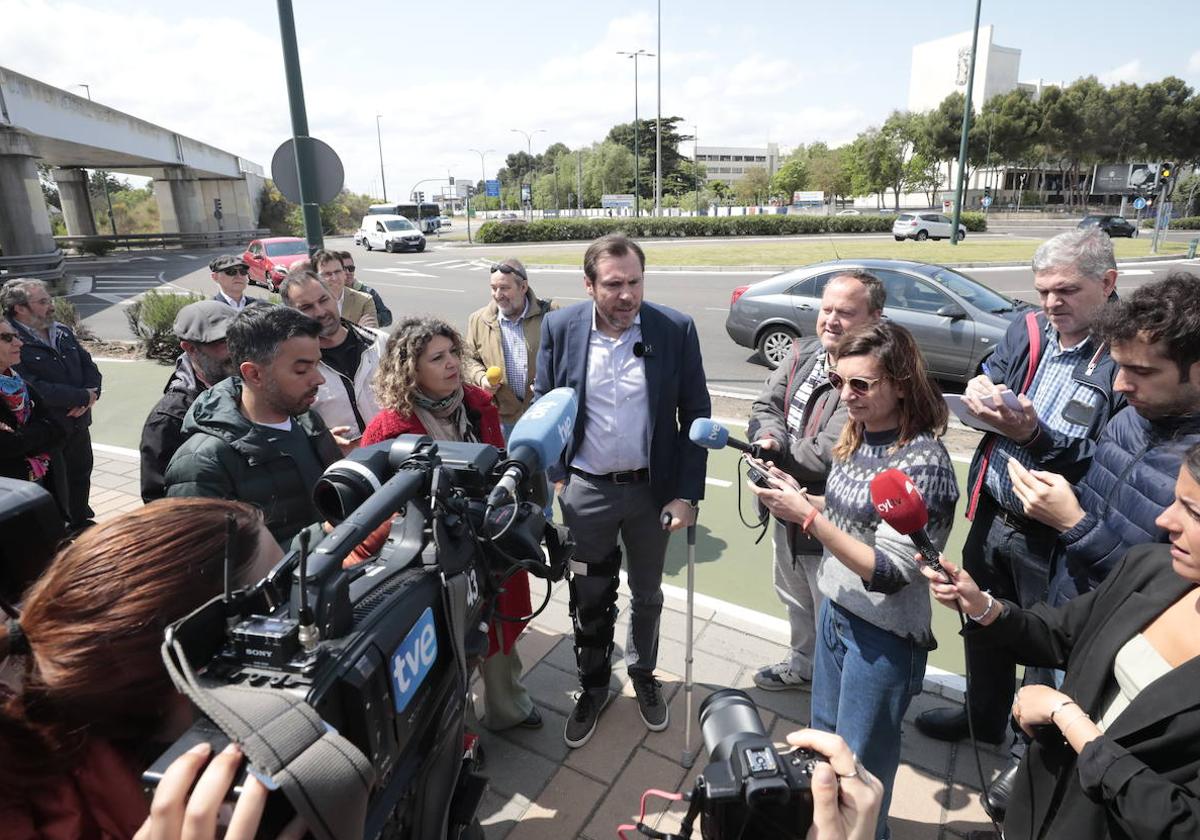 Óscar Puente y la candidata del PSOE en Laguna, Yolanda Lanza, atiende a los periodistas en la rotonda de San Agustín.