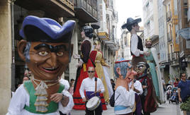 Gigantes y cabezudos por la Calle Mayor en la edición de la Feria Chica del año pasado.