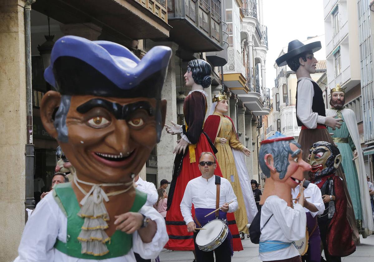 Gigantes y cabezudos por la Calle Mayor en la edición de la Feria Chica del año pasado.