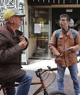Imagen secundaria 2 - La candidatura del PP posa para las fotos en San Miguel. Debajo, el alcalde hace campaña en las terrazas, mientras el candidato de IU reparte propaganda en la Plaza de Abastos.
