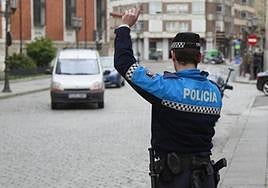 Un policía local de Valladolid, durante un control.
