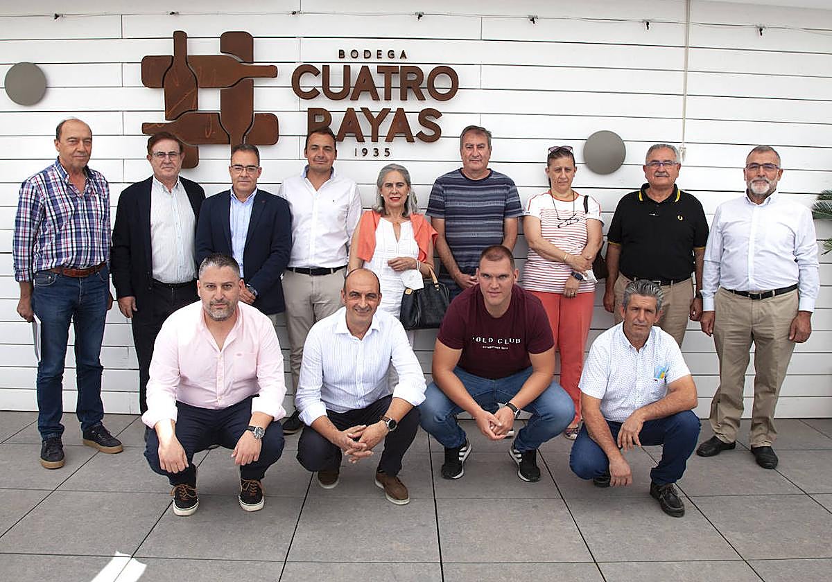 Los componentes del consejo rector, en la bodega situada en La Seca (Valladolid).